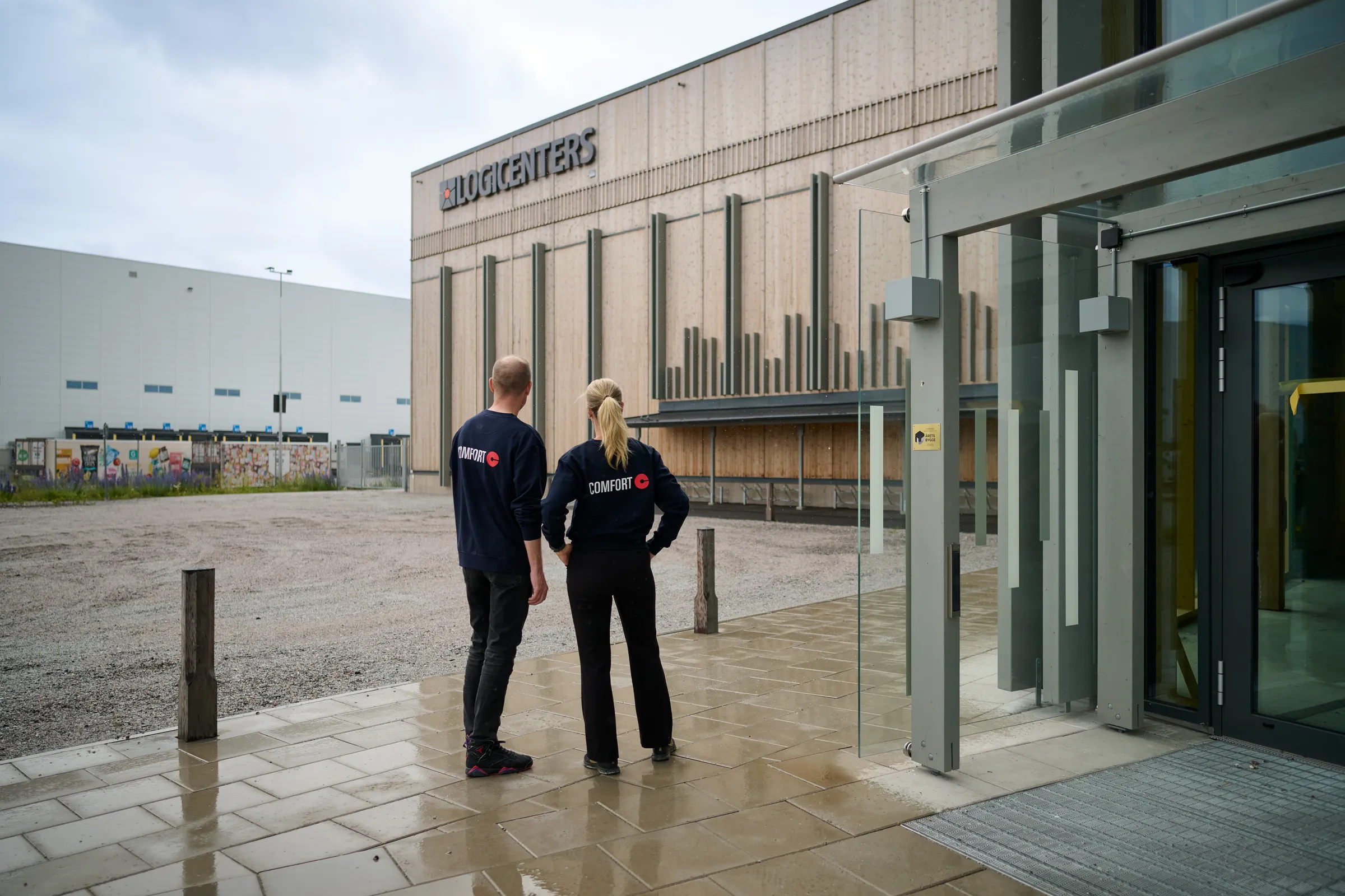 Personer utanför byggnad