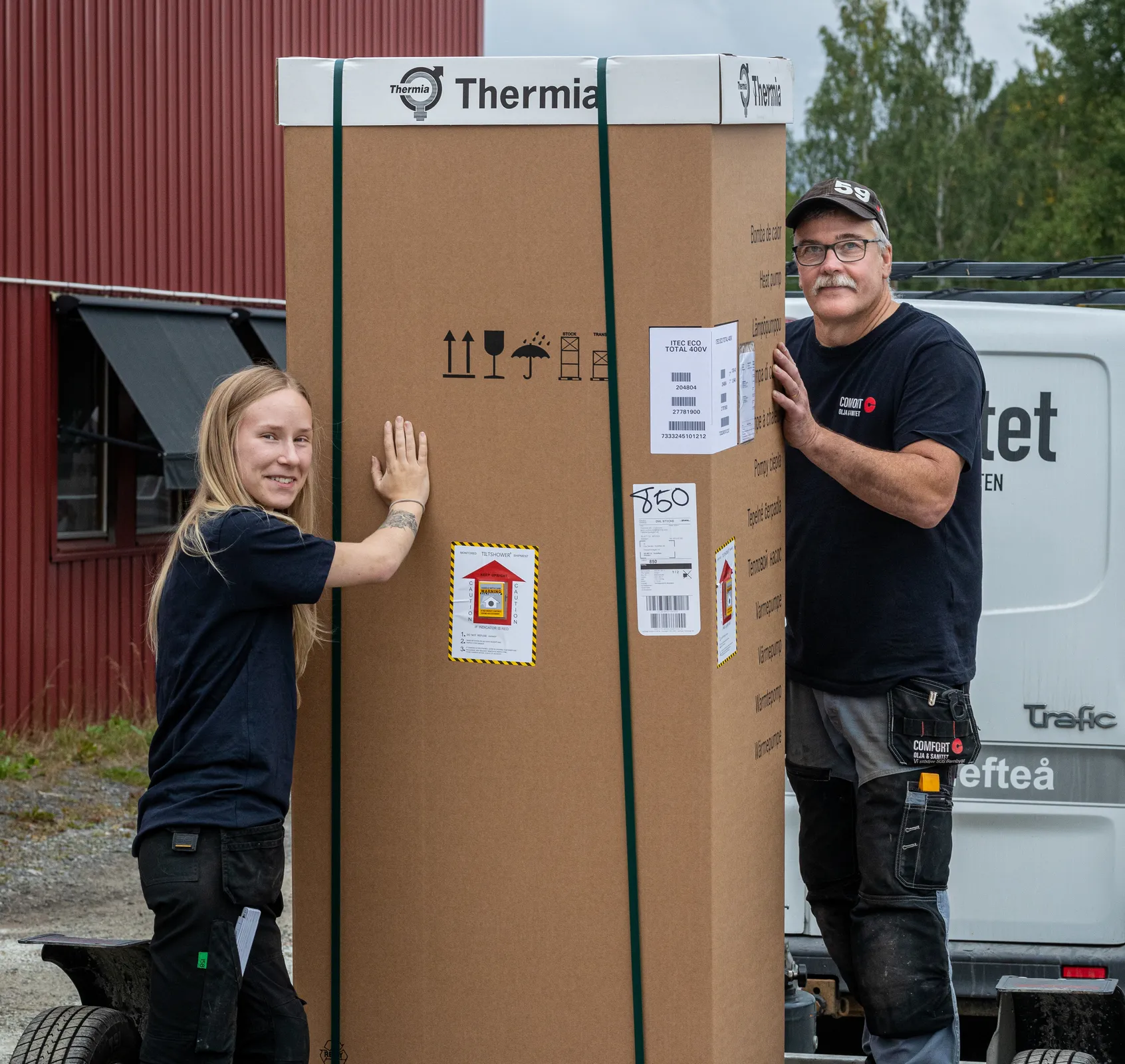 Montörer lyfter värmepump