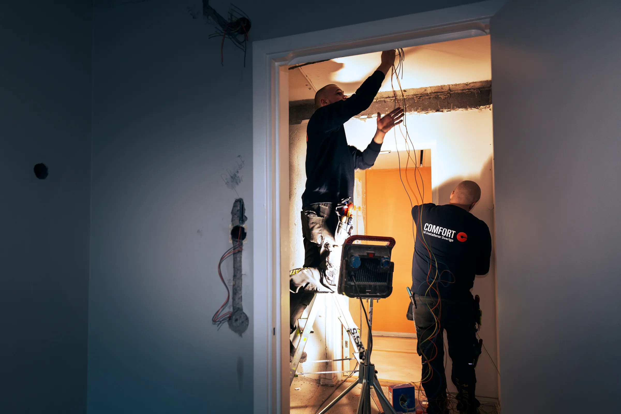 Elektriker som installerar