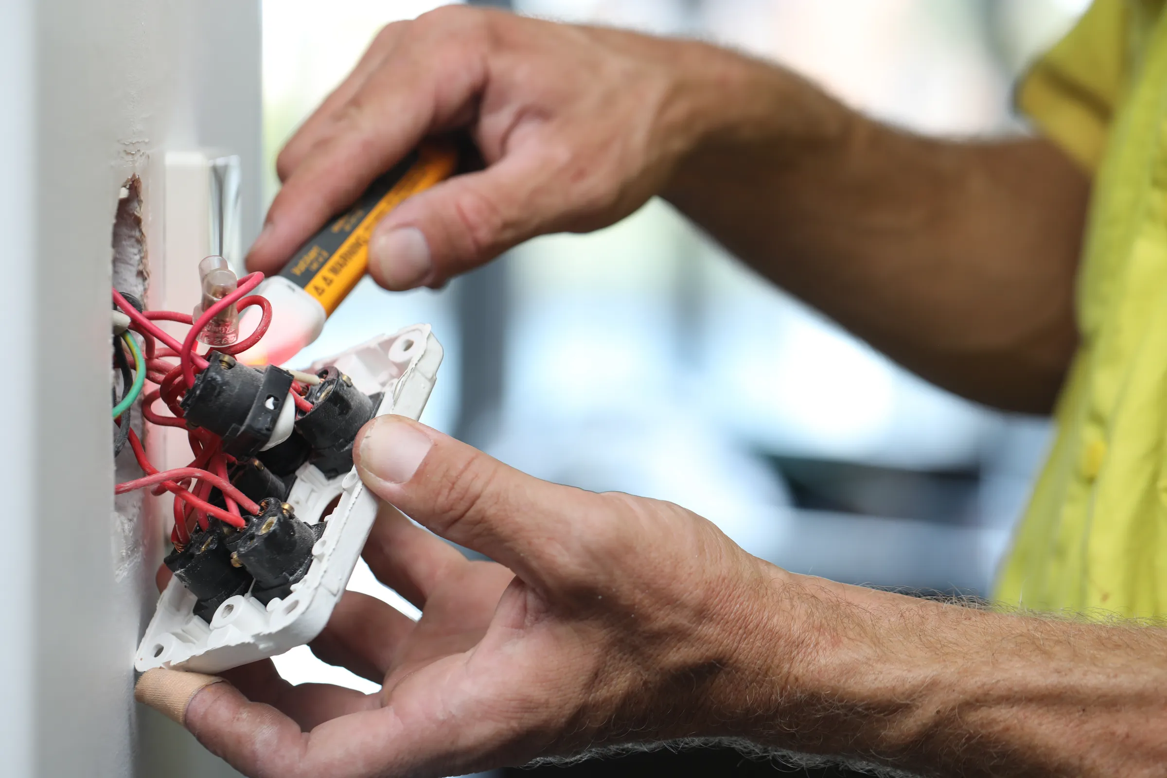 elektriker byter eluttag